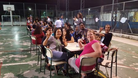 Gincana de estudantes na quadra da Escola Alcides