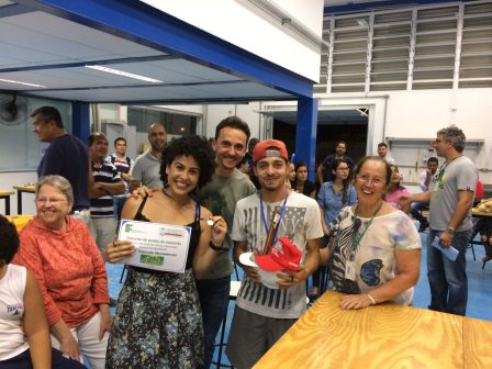 Isabella e Wallace, vencedores do concurso, juntamente os professores Jurandi e Elaine