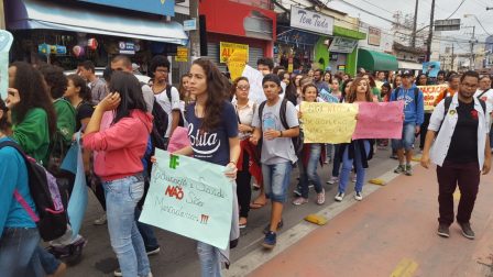 Passeata já chegando no centro de Caraguatatuba
