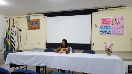 Professora Crislei em sua palestra
