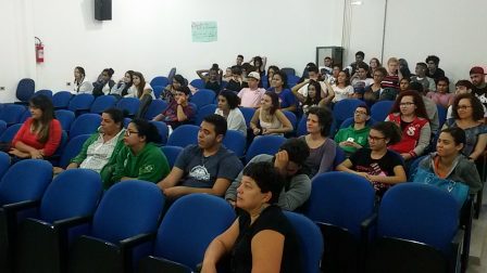 Público presente no cinedebate sobre o filme “Cyberbully”