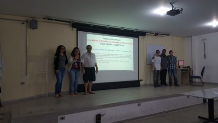 Bolsistas de extensão e de iniciação científica juntamente com professor Ricardo Plaza