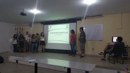 Bolsistas-docentes do cursinho popular juntamente com a professora Natalia