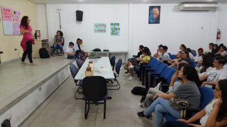 Brenda debate sobre a participação feminina na ciência com os alunos