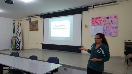 Brenda em sua apresentação sobre a participação feminina na ciência para estudantes do CRAS-Sul