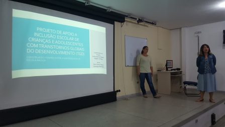 Estudante Ellen com professora Andressa