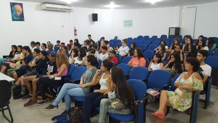 Estudantes do Colégio Dom Bosco no auditório do IFSP-Caraguatatuba