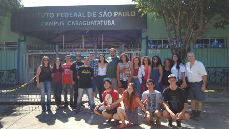Estudantes e professor Ricardo Plaza pouco antes da partida para Sertãozinho