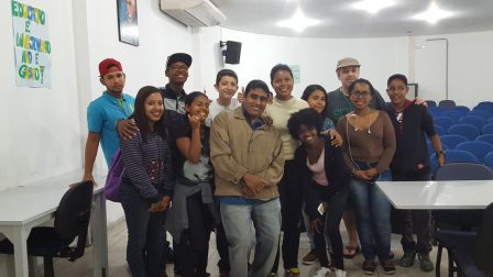 Gilson Coelho e Ricardo Plaza com estudantes que visitaram o IFSP Caraguatatuba