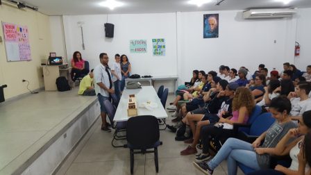 João discute temas de cosmologia com os alunos
