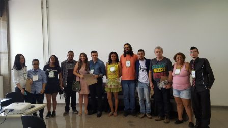 Membros da mesa-redonda “Educação, mídia e cultura” com estudantes
