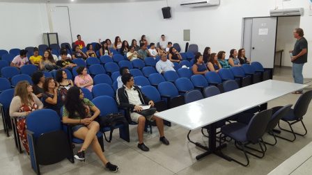 Professor Nelson recepciona os presentes ao cinedebate