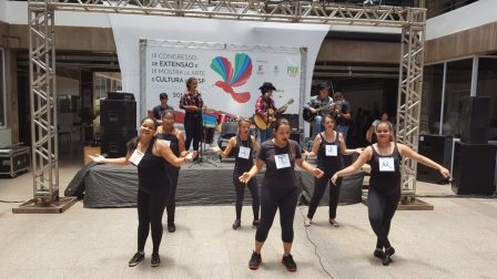 Professor Ricardo Meloni no violão e seu grupo musical com coreografia da música “Lépton lépton”