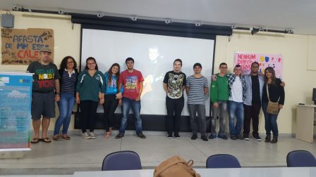 Professor Ricardo Plaza com bolsistas que organizaram o cinedebate sobre grandes músicos brasileiros