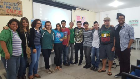 Professor Ricardo Plaza com bolsistas que recepcionaram estudantes do CRAS-Sul