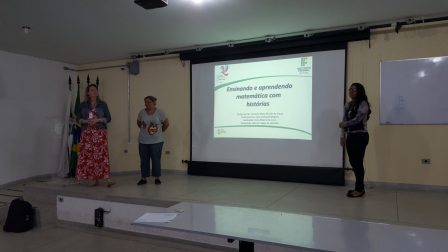 Professora Ester juntamente com as estudantes Cintia e Sabrina
