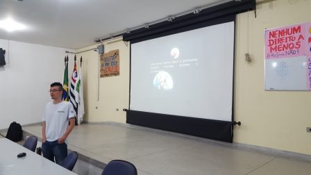 Rafael Brock em sua apresentação sobre astronomia para estudantes do CRAS-Sul