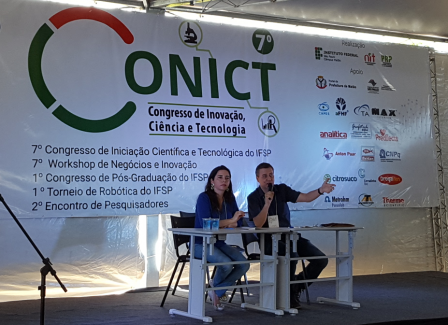 Condução dos trabalhos durante o CONICT pelos professores Priscila e Vagner
