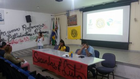 Estudantes debatem temas relacionados à educação