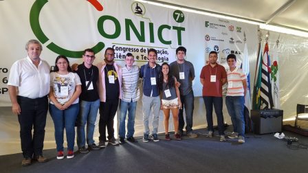 Professor Ricardo Plaza junto com estudantes que apresentaram trabalhos no 7º CONICT