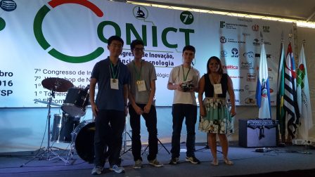 Pró-Reitora de Pesquisa Elaine junto com uma das equipes vencedoras do Torneio de Robótica
