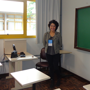 Estudante Isabella em sua apresentação