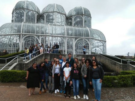 Professor Luis Américo e estudantes em Curitiba