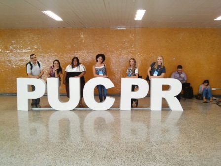 Professor Luis Américo e estudantes na PUC-PR