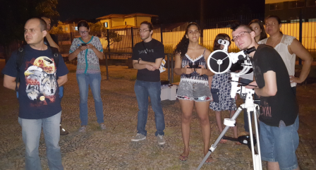 Observação do céu noturno com telescópio