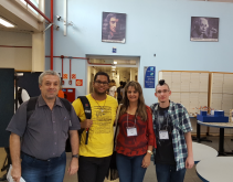 Professor Ricardo Plaza junto com estudantes João, Adriana e Rafael, presentes no XXII SNEF