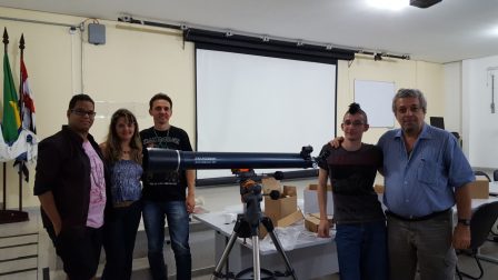 João, Adriana, professor Jurandi Santos, Rafael e professor Ricardo Plaza logo após a montagem inicial do telescópio refrator