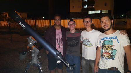 João, Rafael, André e professor Alex Lino na primeira tentativa de observar o céu noturno com o telescópio refrator