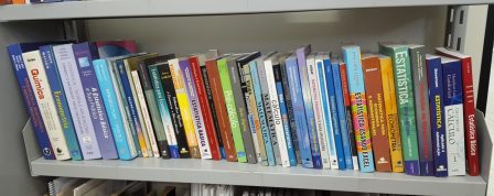Livros que foram doados em áreas como epidemiologia, química, econometria, bioestatística, matemática financeira, cálculo, pré-cálculo e matemática aplicada