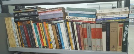 Livros que foram doados em áreas como física geral, eletricidade, eletrodinâmica clássica, física nuclear, estática, dosimetria, cálculo numérico e equações diferenciais