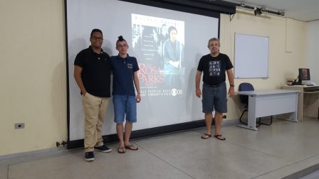 Professor Ricardo Plaza com alguns dos bolsistas que organizaram este cinedebate