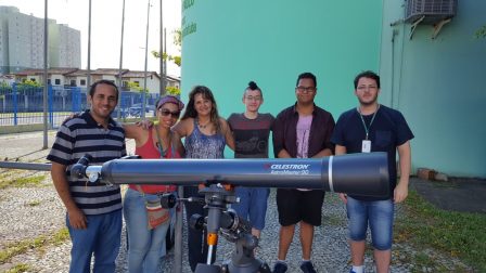 Professores Ricardo Soares, Valéria Trigueiro e Renato Mainente com estudantes do IFSP junto ao telescópio refrator