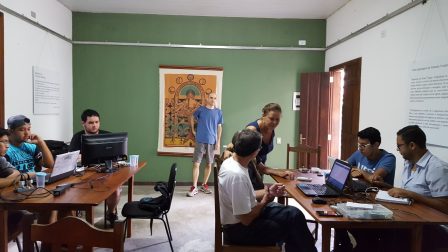 Trabalhos sendo realizados por duplas de alunos