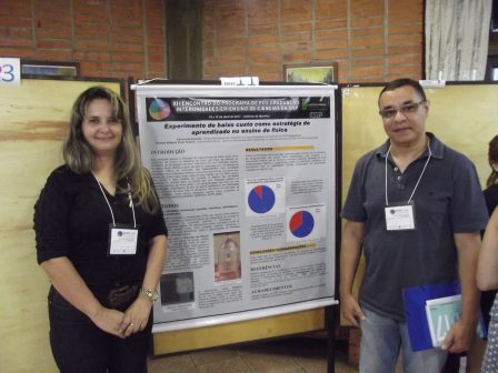 Adriana junto ao professor Luis Américo, durante a apresentação do seu pôster