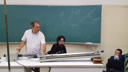 Experiência com trilho de ar e o uso de um sensor de ultrassom acoplado a um arduino