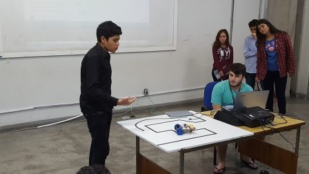 Palestra com live coding de um robô seguidor de linha proporcional