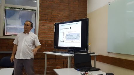 Professor Astrogildo durante oficina sobre o uso do arduino no ensino de física
