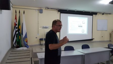 Professor Nelson apresenta os cursos do IFSP-Caraguatatuba