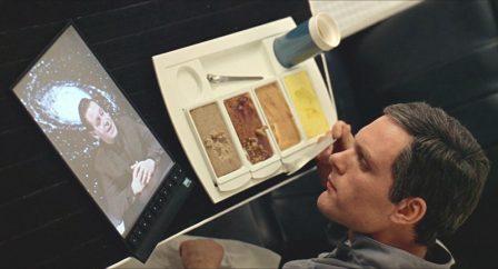 Astronauta com uma espécie de “tablete” em cena deste filme que foi lançado em 1968