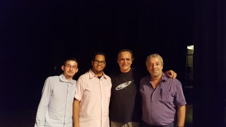 Estudantes Rafael e João junto com professores Augusto Damineli e Ricardo Plaza