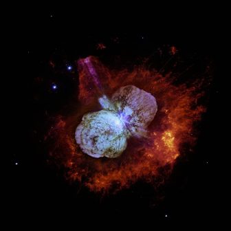 Imagem do Telescópio Espacial Hubble mostrando Eta Carinae e a Nebulosa Homúnculo em volta da estrela