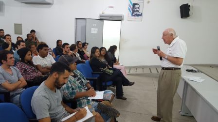 Professor Iuda durante seu colóquio