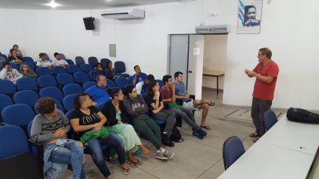 Professor Nelson debate com os presentes acerca de temas abordados pelo filme