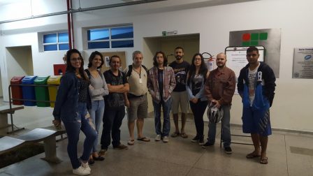 Professor Ricardo Plaza com estudantes após o cinedebate sobre o filme “O início do fim”