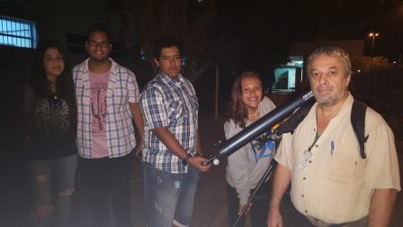 Professor Ricardo Plaza com estudantes em observação do céu noturno