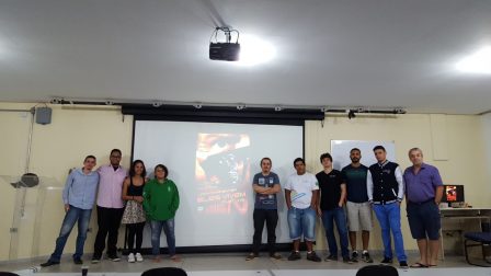 Professor Ricardo Plaza com sua equipe de bolsistas que organizou o cinedebate